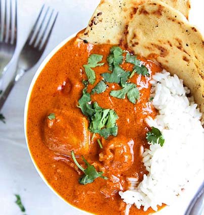 Especias indias frescas en la cocina de Mr Singh